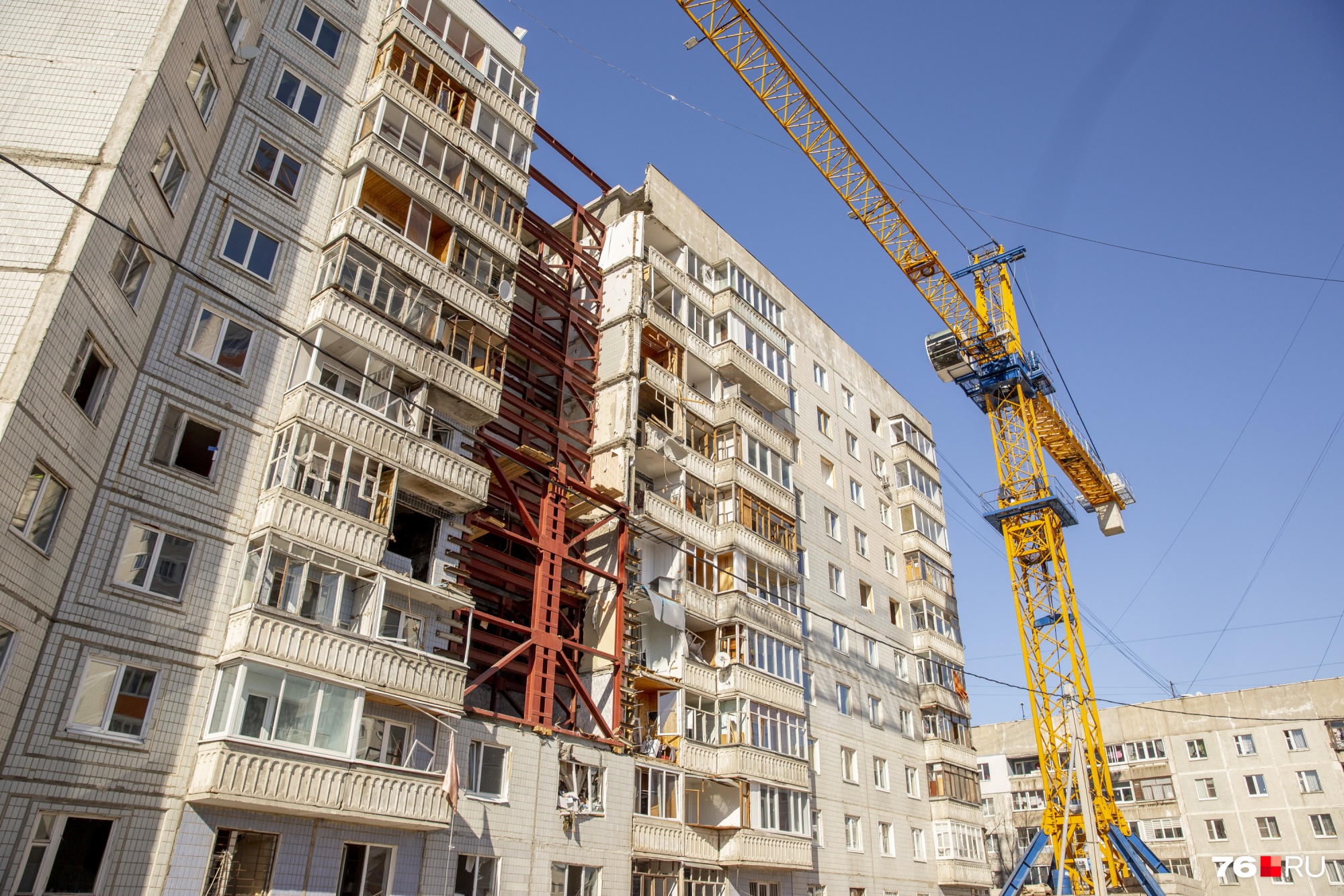 Металлическая конструкция «вшита» во второй подъезд Металлическая конструкция «вшита» во второй подъезд