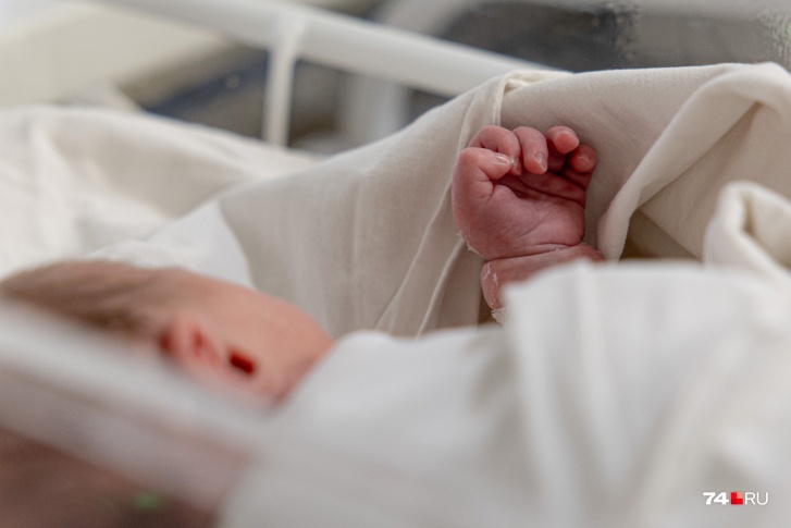 Жительница Челябинска родила здорового малыша, но 1,5 месяца видела статус «мертворожденный» на портале госуслуг