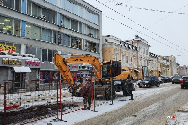 Рабочие огородили участок дороги возле дома 36 Рабочие огородили участок дороги возле дома 36