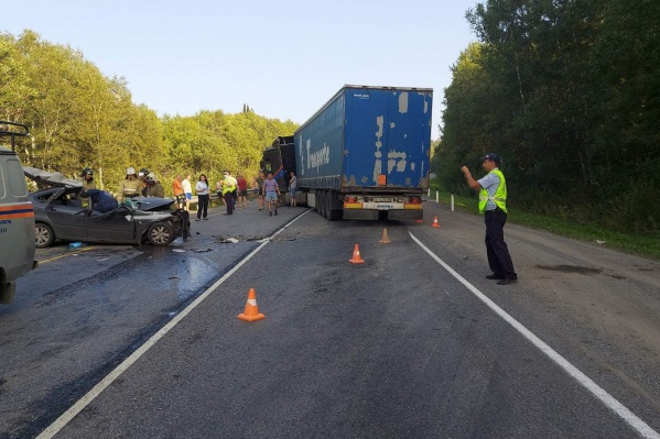 Водитель легкового автомобиля погиб на месте Водитель легкового автомобиля погиб на месте