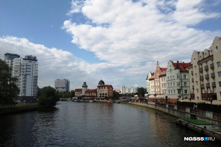С Юбилейного моста (не омского) открывается красивый вид на Рыбную деревню и Дом Советов С Юбилейного моста (не омского) открывается красивый вид на Рыбную деревню и Дом Советов