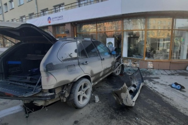 Один из BMW пробил витрину здания и смял двух <nobr class="_">пешеходов —</nobr> оба в больнице Один из BMW пробил витрину здания и смял двух <nobr class="_">пешеходов —</nobr> оба в больнице