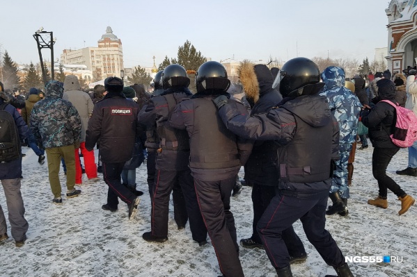 Задержанных полиция помещала в автозак Задержанных полиция помещала в автозак