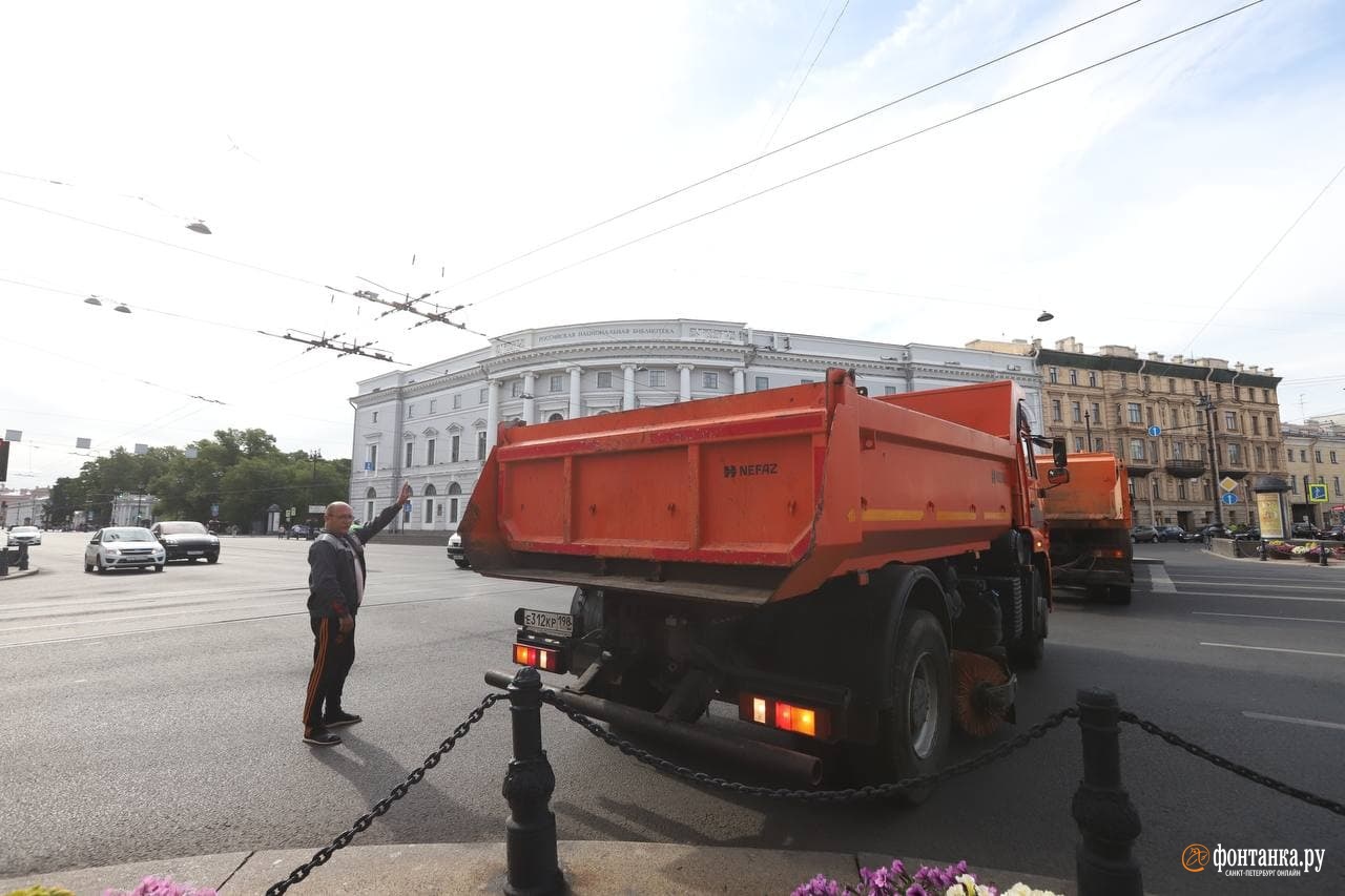 Пока петербуржцы любуются подготовкой к военно-морскому параду, городу слегка присыпало пробок