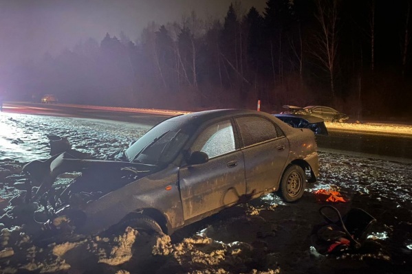 В Chevrolet Lanos ехали шесть человек. Все они остались живы, но многие получили травмы В Chevrolet Lanos ехали шесть человек. Все они остались живы, но многие получили травмы