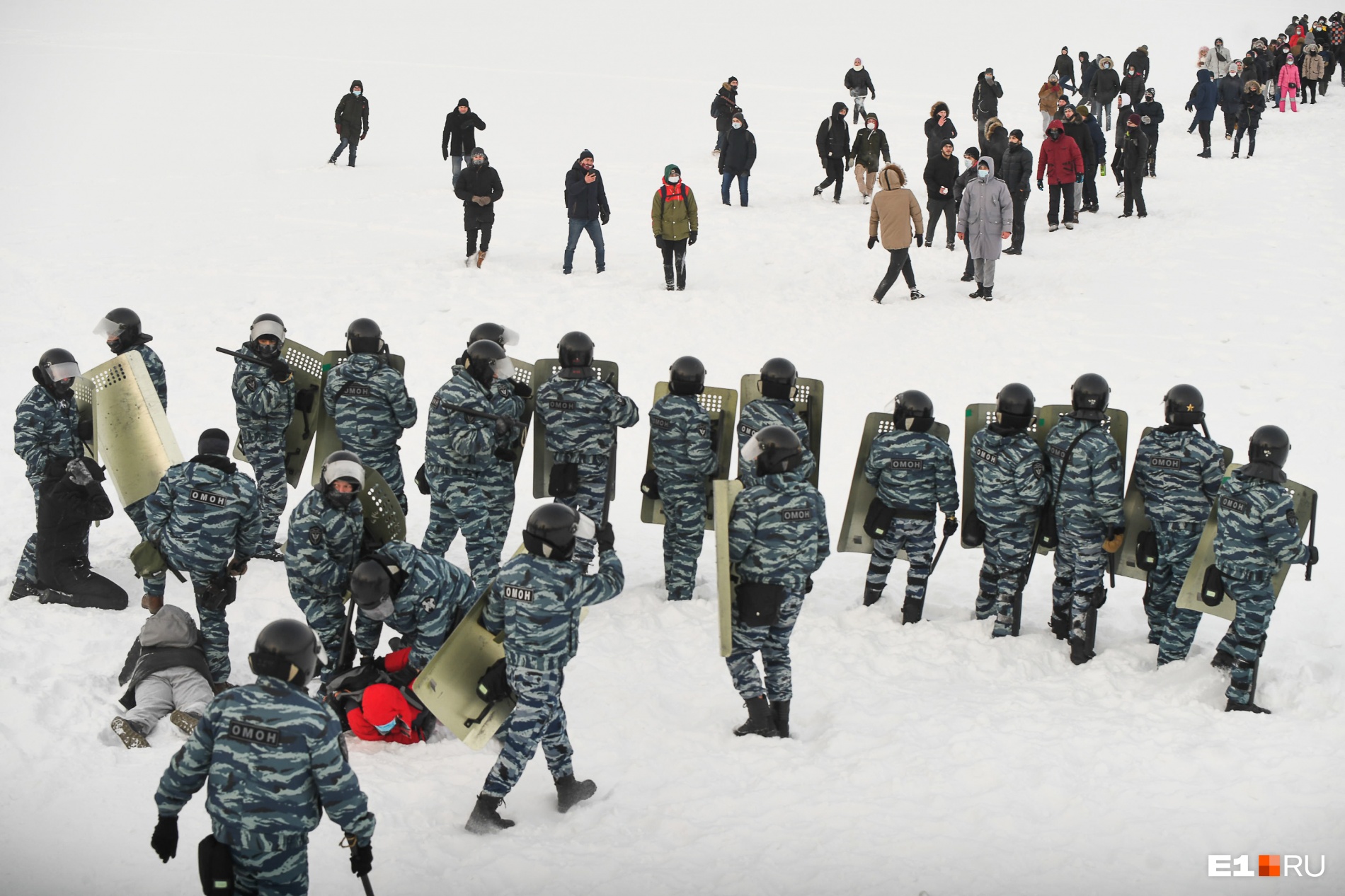 «Это грубое нарушение»: во время разгона протестов ОМОН и полиция выгнали людей на лед