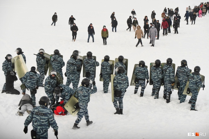 Во время разгона протестов силовики вынудили людей выйти на лед городского пруда