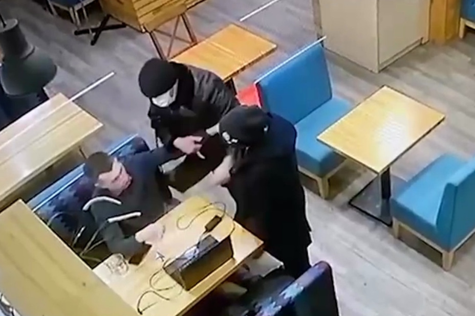 «Крепкие мужики в черных шапках и масках»: попытка похитить журналиста в Екатеринбурге попала на видео