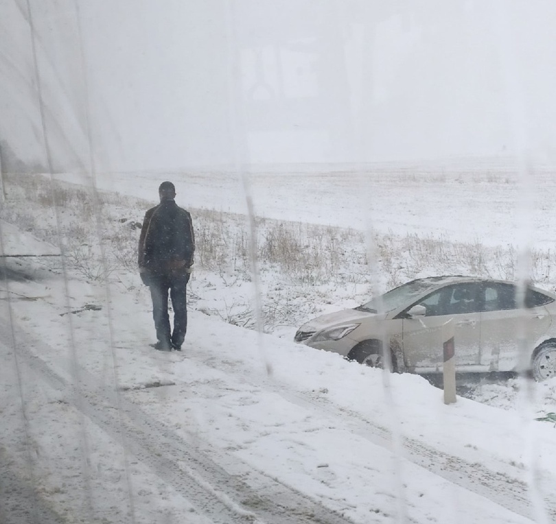 В Ленобласти снежно, машины вылетают со скользких дорог. В Кронштадте снег засыпает корабли
