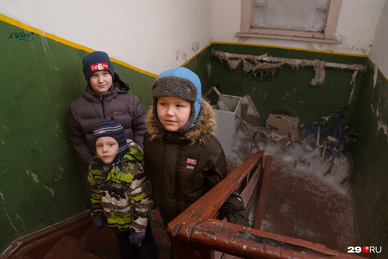 Слева — Вова, справа — Дима, а в центре самый маленький — Максим Слева — Вова, справа — Дима, а в центре самый маленький — Максим