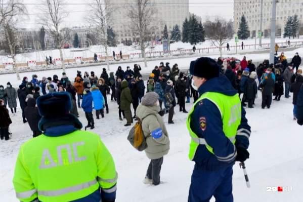 Точное количество участников, например, на архангельской акции в защиту Навального 31 января не смогли назвать ни в полиции, ни в администрации города — так как она была не согласована Точное количество участников, например, на архангельской акции в защиту Навального 31 января не смогли назвать ни в полиции, ни в администрации города — так как она была не согласована