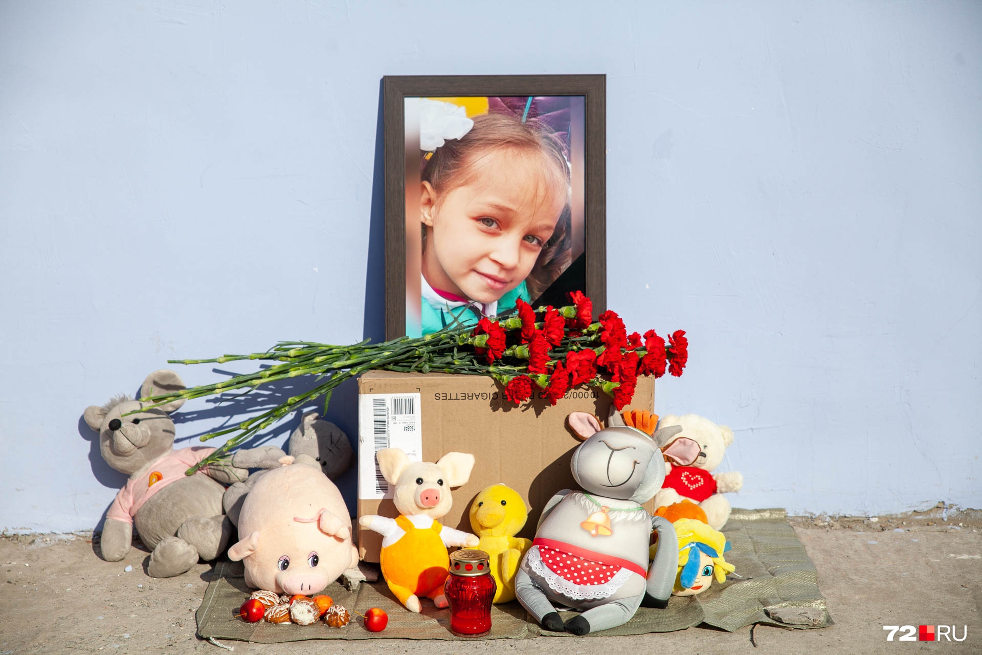 Так выглядит мемориал спустя несколько часов. На момент пропажи Насте было восемь лет Так выглядит мемориал спустя несколько часов. На момент пропажи Насте было восемь лет