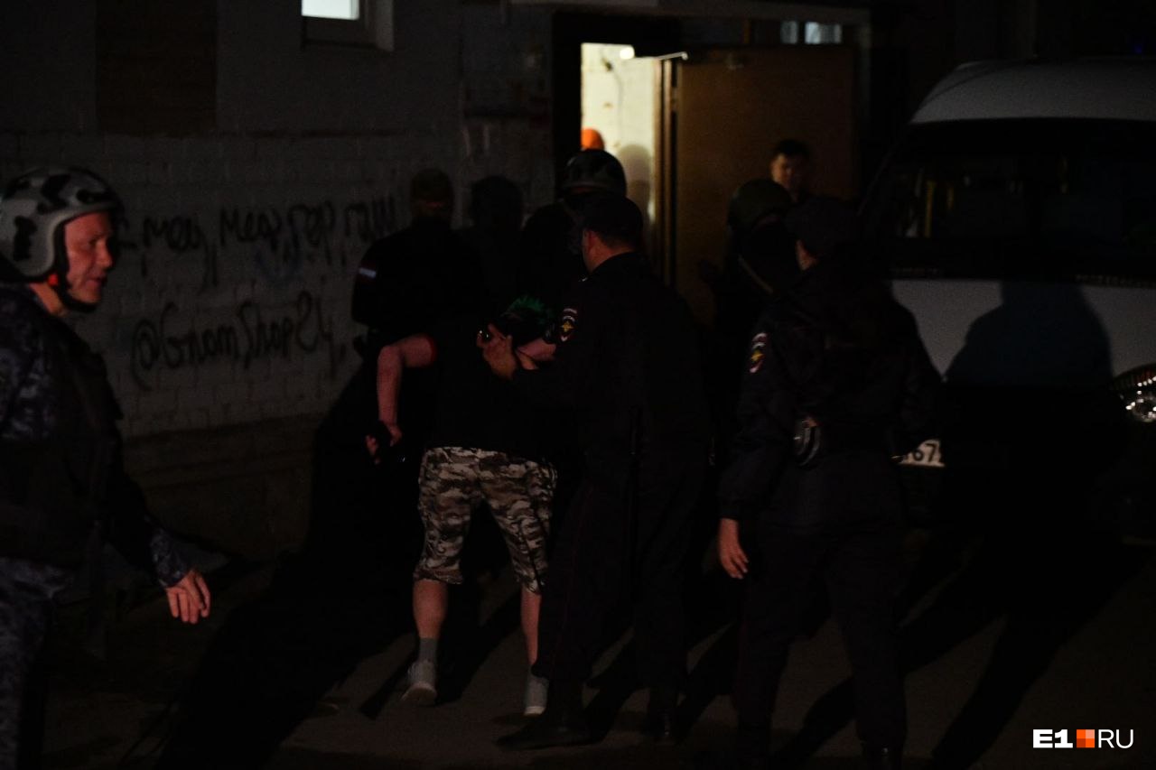 Силовики завели в полицейскую машину этого мужчину. Его ошибочно приняли за стрелка Силовики завели в полицейскую машину этого мужчину. Его ошибочно приняли за стрелка
