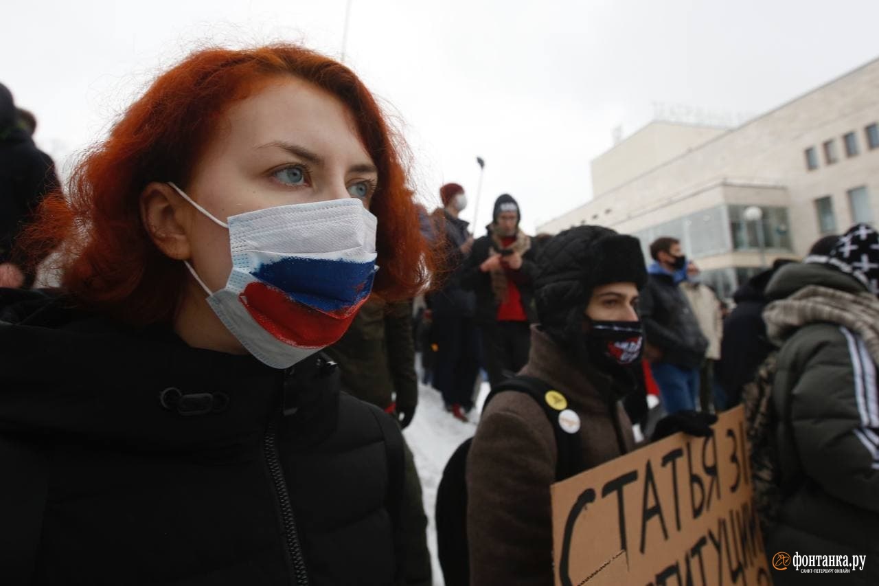 Митинг навальнистов. Фонтанка протесты в СПБ. Протесты 31 января Петербург. Навальнисты на площади. Сторонники Навального.