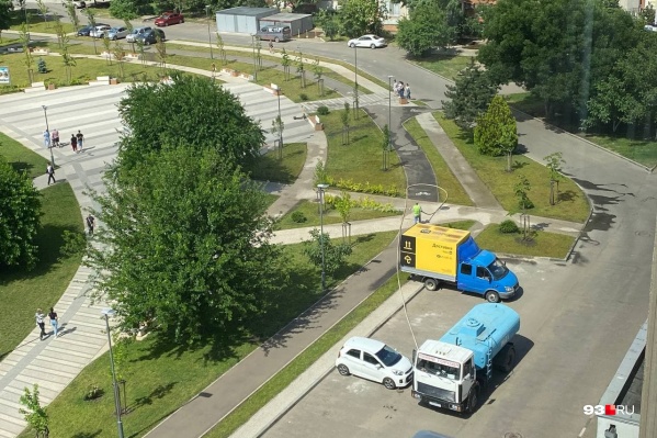 Почву увлажняли после дождя в Юбилейном микрорайоне Почву увлажняли после дождя в Юбилейном микрорайоне