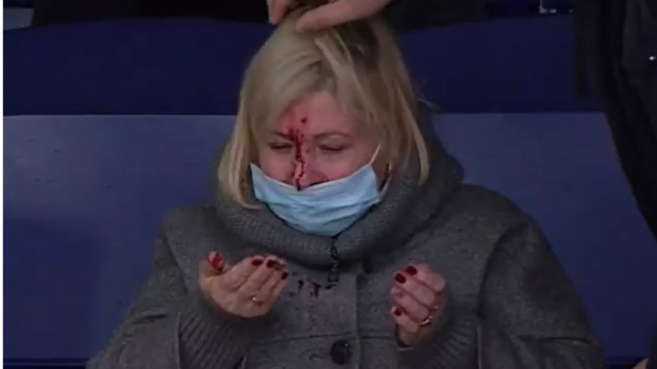 Шайба влетела в лицо болельщице во время хоккейного матча в Казани