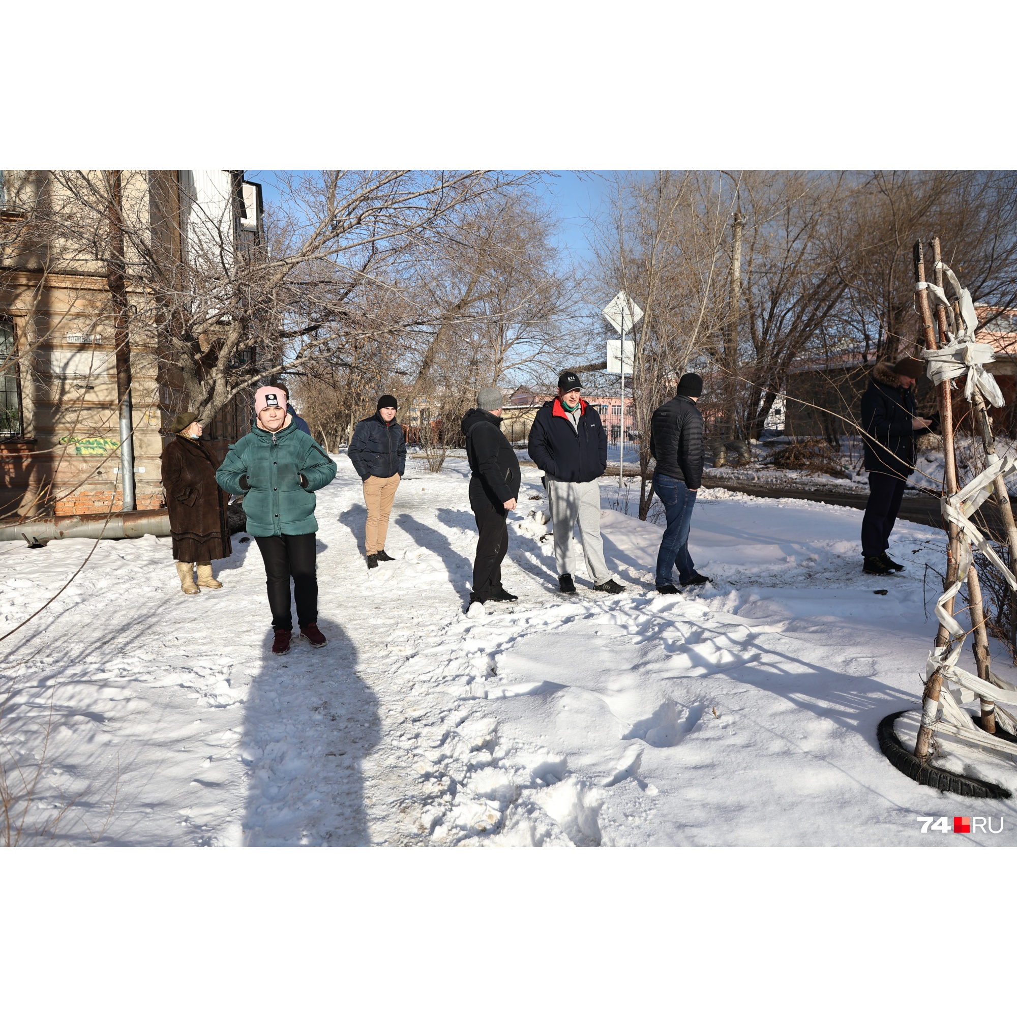 На месте тут же собрались горожане На месте тут же собрались горожане