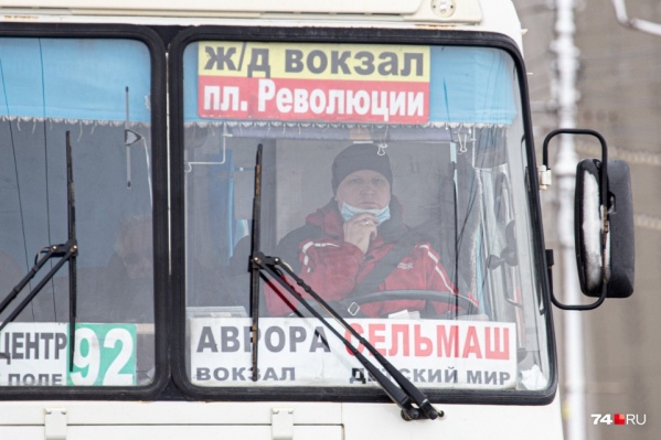 Такие маршрутки часто глохнут, воняют и чадят выхлопами, некоторые даже горят на ходу. Но изжить их не удается уже много лет Такие маршрутки часто глохнут, воняют и чадят выхлопами, некоторые даже горят на ходу. Но изжить их не удается уже много лет