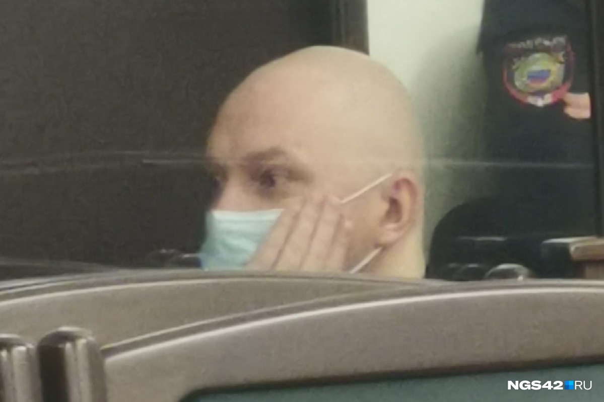 Никита Чередниченко сидел в противоположном от остальных подсудимых углу на полу Никита Чередниченко сидел в противоположном от остальных подсудимых углу на полу