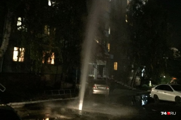 Коммунальный фонтан бил во дворе больше часа Коммунальный фонтан бил во дворе больше часа