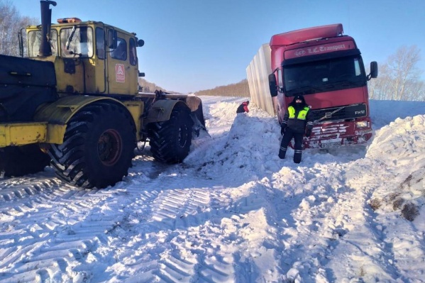 Водитель пояснил, что не справился с управлением и съехал в кювет Водитель пояснил, что не справился с управлением и съехал в кювет