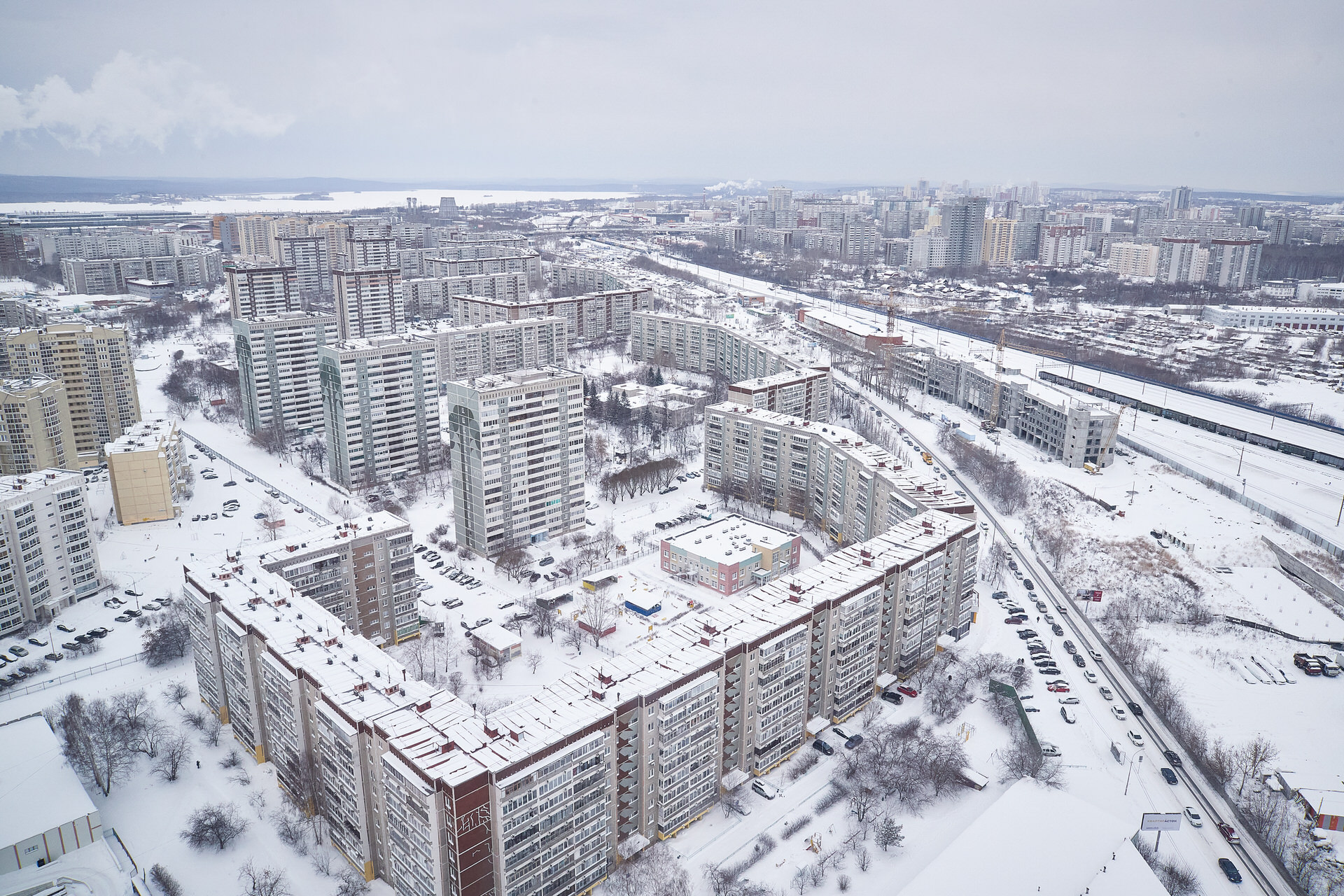 Панорама микрорайона Заречный. Слева видно Верх-Исетский пруд, а справа — часть Железнодорожного района Панорама микрорайона Заречный. Слева видно Верх-Исетский пруд, а справа — часть Железнодорожного района