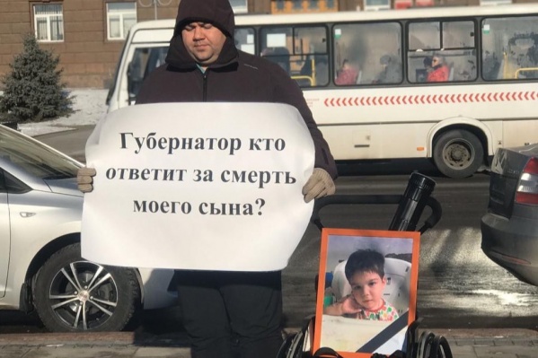 Папа и мама Захара несколько дней стояли в одиночном пикете, чтобы добиться лечения для старшего сына Папа и мама Захара несколько дней стояли в одиночном пикете, чтобы добиться лечения для старшего сына