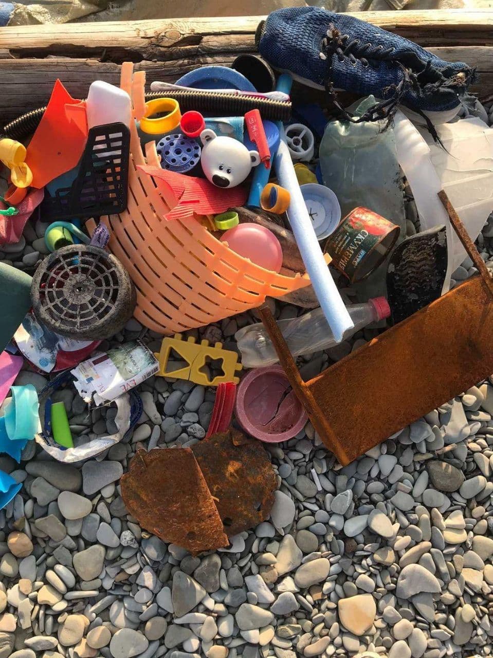 Люди оставляют на пляжах много игрушек, а еще мангалы, консервные банки и пластмассу 