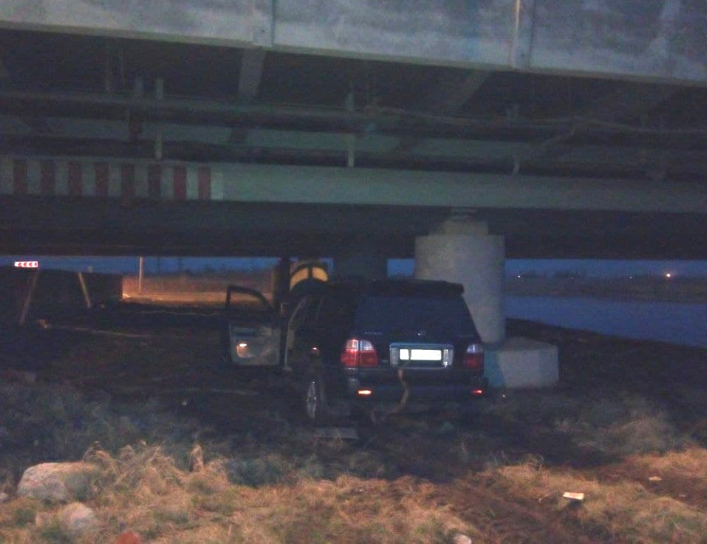 Петербуржцу удалось застрять под мостом глупости, хотя проезд там полностью закрыт