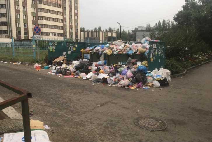 Так выглядит мусорка рядом с детским садом на улице Гоголя, 32. «Горы мусора растут», — пишет читатель