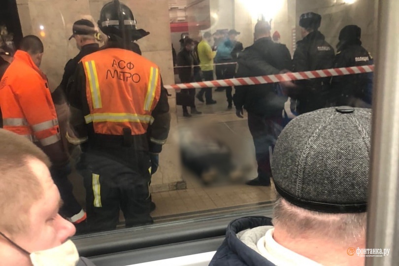 Питер метро что произошло сегодня. Происшествие в метро СПБ. Авария на метрополитене СПБ. Метро СПБ упал человек.