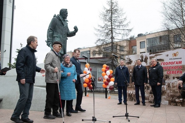 В одной руке геолога — кирка, в другой — найденная порода В одной руке геолога — кирка, в другой — найденная порода