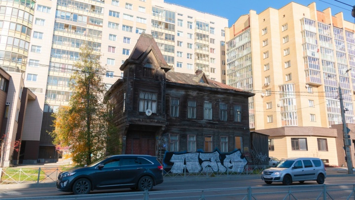 Дом-памятник в центре Архангельска изуродовали огромной граффити-надписью