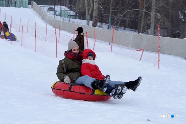 Кататься лучше в местах, которые специально приспособлены для таких зимних развлечений