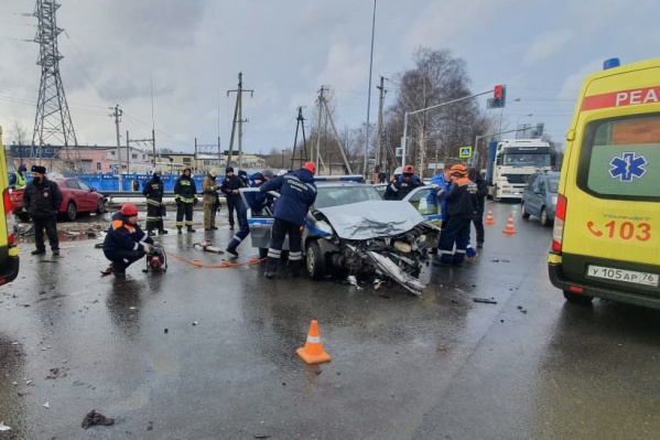 Машина полиции получила большие повреждения Машина полиции получила большие повреждения