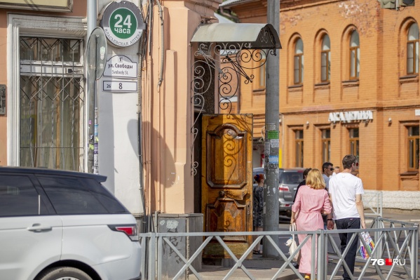 Горельеф хотят разместить в окне Власьевской аптеки Горельеф хотят разместить в окне Власьевской аптеки