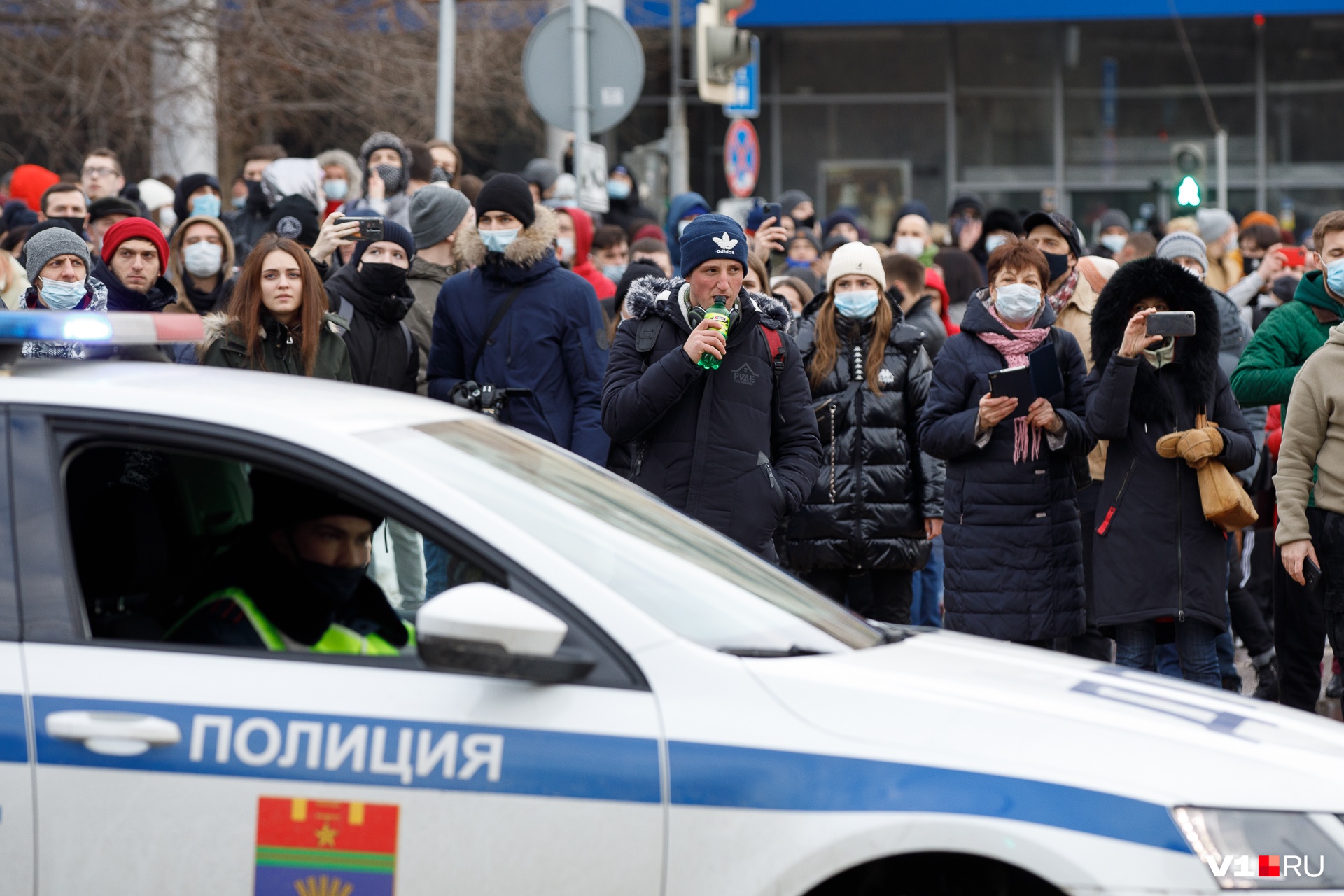 Толпа волгоградцев шествовала по центру по наитию Толпа волгоградцев шествовала по центру по наитию 