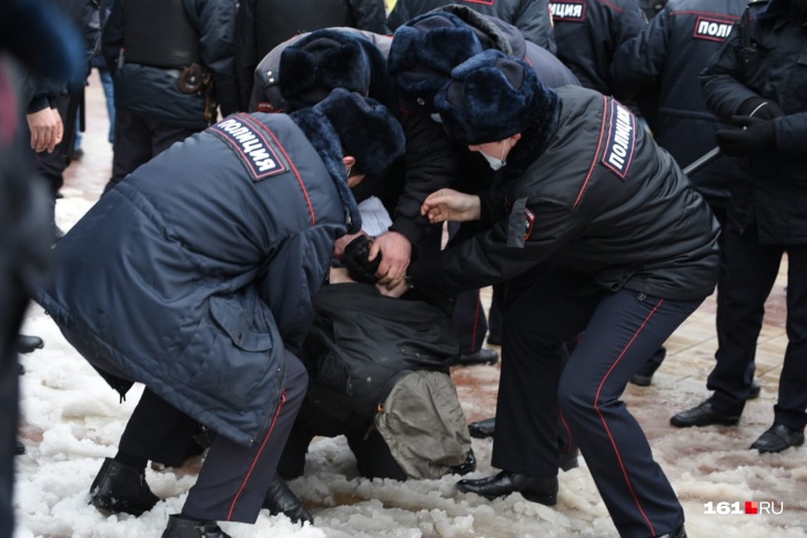 Десятки человек задержаны в Ростове на шествиях в поддержку Навального