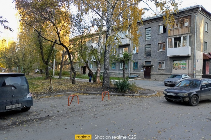 Пара «лягушек» на парковке дома успела простоять всего два дня, хотя точно такие же за соседним общежитием никто не трогает. По словам Светланы, в перспективе жители дома хотят вообще убрать парковку и расширить за счет нее детскую площадку Пара «лягушек» на парковке дома успела простоять всего два дня, хотя точно такие же за соседним общежитием никто не трогает. По словам Светланы, в перспективе жители дома хотят вообще убрать парковку и расширить за счет нее детскую площадку
