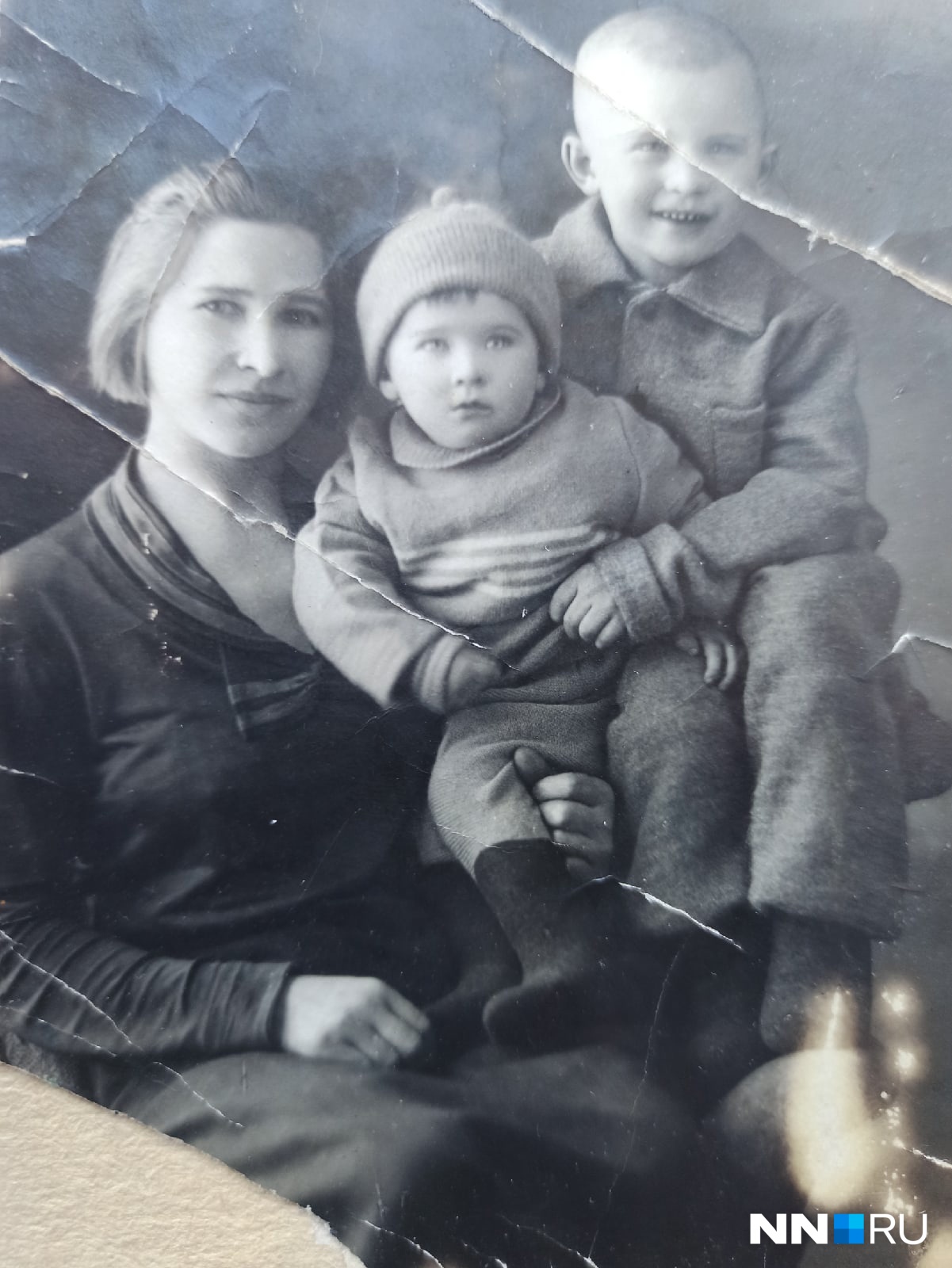 Анна Морозова с детьми — старшим сыном Леонидом (справа) и дочерью Кирой (в середине)