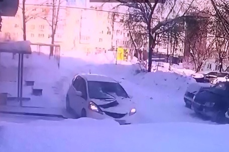 К счастью, владельцы автомобиля отделались ушибами, а вот машина получила сильные повреждения К счастью, владельцы автомобиля отделались ушибами, а вот машина получила сильные повреждения