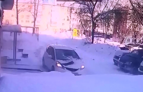 Ледяная глыба рухнула на припаркованный у жилого дома автомобиль — в нем находился водитель