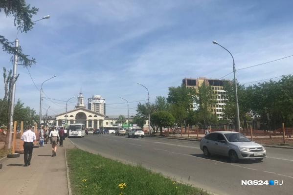 Эта часть Аэровокзальной станет пешеходной. Остановки уберут за пределы сквера — одна будет у гостиницы «Полет», другая — на Березина Эта часть Аэровокзальной станет пешеходной. Остановки уберут за пределы сквера — одна будет у гостиницы «Полет», другая — на Березина