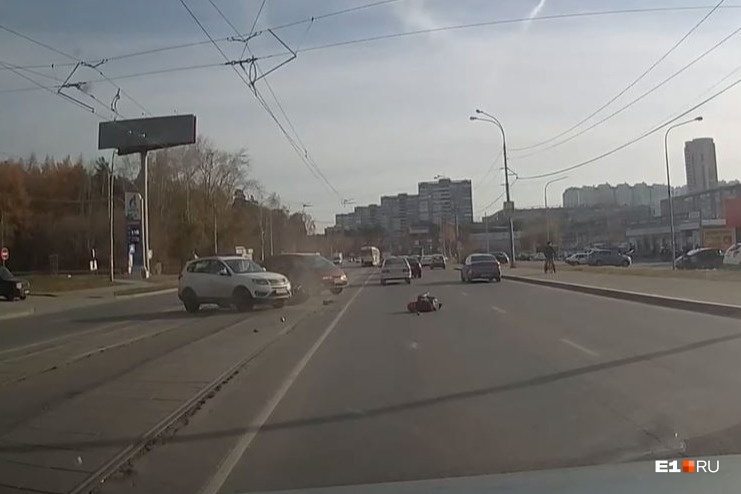 Уронил мотоцикл и влетел в машину: появилось видео аварии с байкером на улице Высоцкого