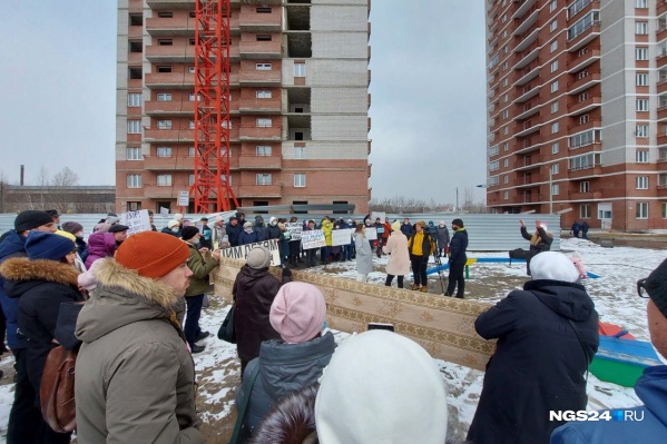 Дольщики говорят, что работ по достройке на три месяца, но из-за бюрократии приходится ждать дольше Дольщики говорят, что работ по достройке на три месяца, но из-за бюрократии приходится ждать дольше 