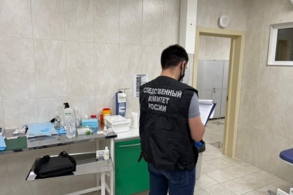 Следователи провели осмотр кабинета, где погиб ребенок Следователи провели осмотр кабинета, где погиб ребенок