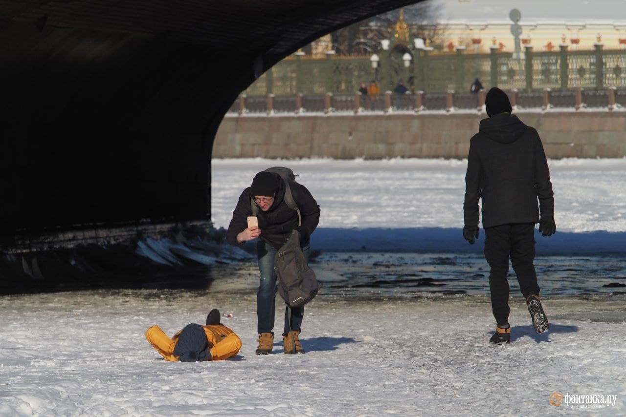 Питер уйдет. Мороз в Петербурге. Люди на льду в Питере. Люди на Фонтанке на льду. Сильные Морозы в Питере.