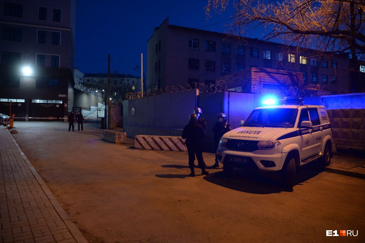 «Я крикнул: давайте поддержим Леху!» Репортаж из участков, куда свозили задержанных на шествии в Екатеринбурге