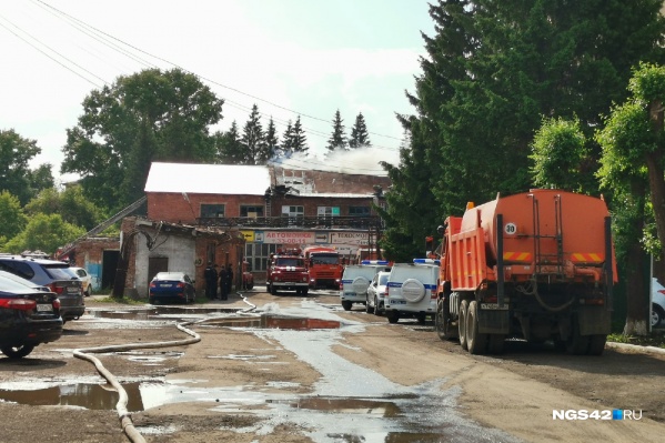 Пожар начался на втором этаже в одном из офисов Пожар начался на втором этаже в одном из офисов