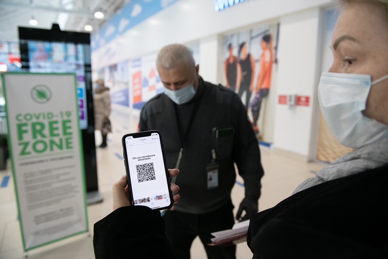Силовики устроили рейд по торговым центрам Екатеринбурга, чтобы проверить, как требуют QR-коды на входе